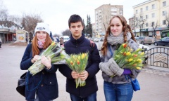 Коммунисты Сергиева Посада подарили женщинам цветы (07.03.2015)