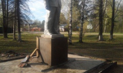 Пушкинские коммунисты отреставрировали памятник В.И. Ленину (10.05.2016)