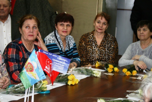 Коммунисты Раменского поздравили женщин с праздником (11.03.2015)