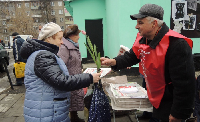 «Дарите женщинам цветы»: в Коломне по инициативе депутата Госдумы Алексея Русских прошла праздничная акция (07.03.2016)