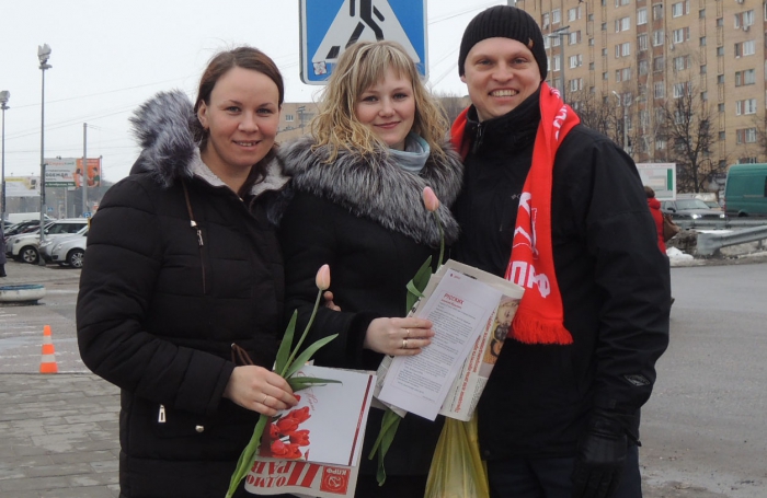 «Дарите женщинам цветы»: в Коломне по инициативе депутата Госдумы Алексея Русских прошла праздничная акция