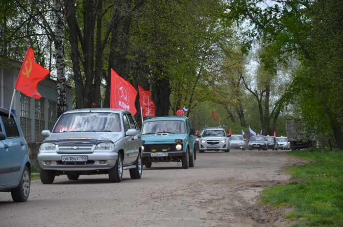 «Дорогами победителей»: в Зарайском районе коммунисты День победы встретили автопробегом