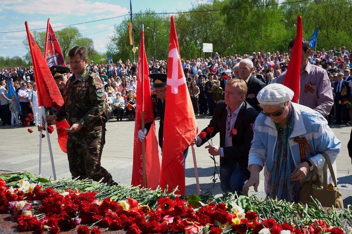 Сергиев Посад. Коммунисты отметили День Победы торжественным шествием и возложением цветов