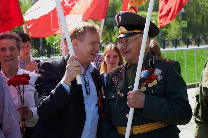 Сергиев Посад. Коммунисты отметили День Победы торжественным шествием и возложением цветов