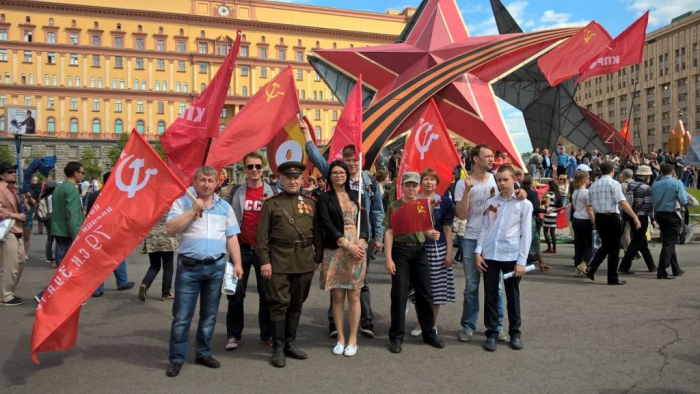 Пушкинские коммунисты прошли 9 мая 2016 года в колоннах Бессмертного полка