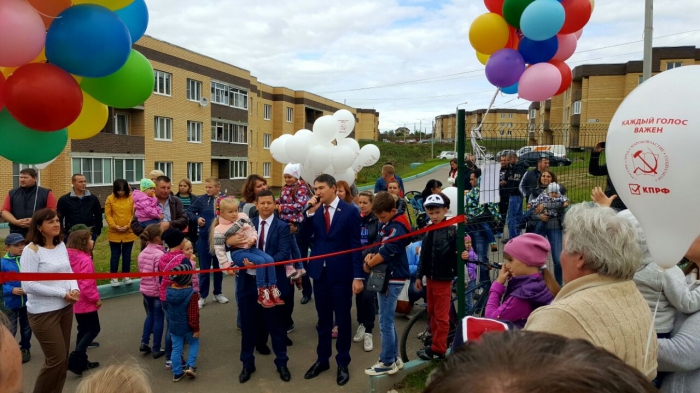 Дмитрий Кононенко принял участие в церемонии открытия детской площадки в Дмитрове