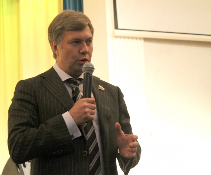 В Шаховской депутат Русских встретился с молодежью и пенсионерами