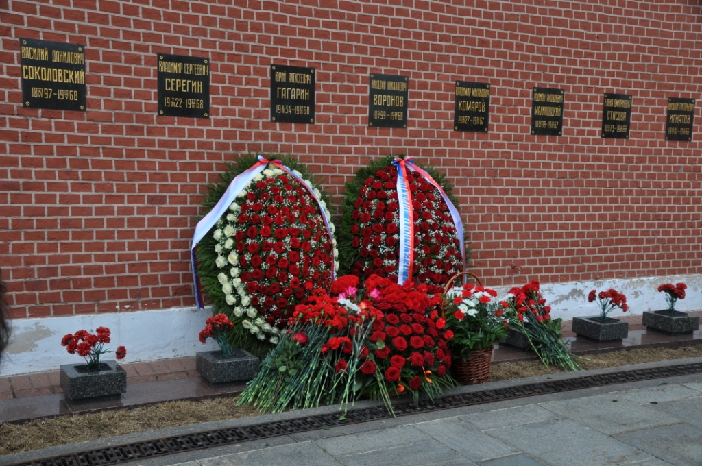 Какой своих похоронен. Некрополь у кремлёвской стены могила Гагарина. Некрополь у кремлёвской стены Гагарин. Братские могилы у кремлевской стены.