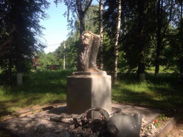 Вандалы разрушили памятник Ленину в подмосковном Софрино