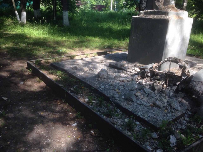 Вандалы разрушили памятник Ленину в подмосковном Софрино