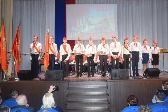 28 октября в КДЦ «Родина» подмосковной Каширы состоялось торжественное собрание, посвященное 100-летию Великой Октябрьской социалистической революции