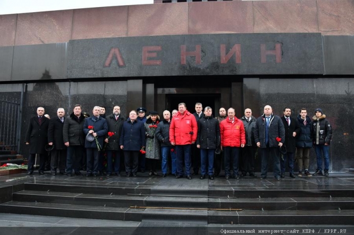 Коммунисты возложили цветы к могилам И.В. Сталина и Ф.Э. Дзержинского