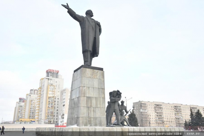 П.Н. Грудинин возложил цветы к памятникам Минину и Пожарскому и Ленину в Нижнем Новгороде