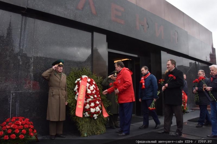 Коммунисты возложили цветы к Мавзолею В.И. Ленина