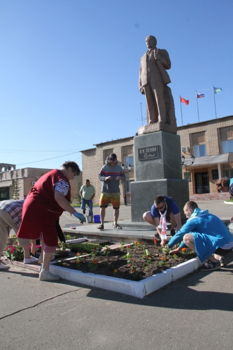 Лотошинские коммунисты привели в порядок памятник В.И. Ленину