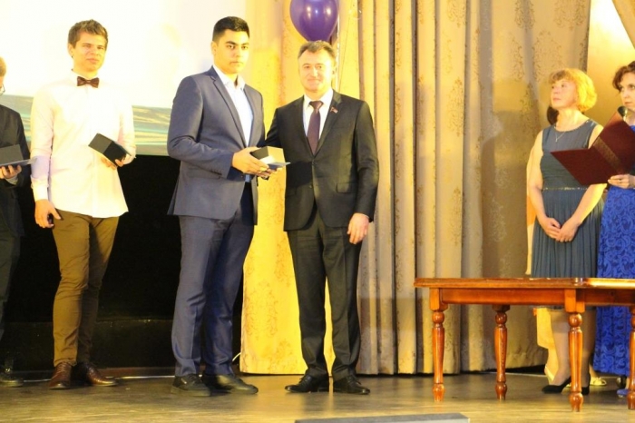 Депутат Мособлдумы Василий Мельников поздравил выпускников с окончанием школы