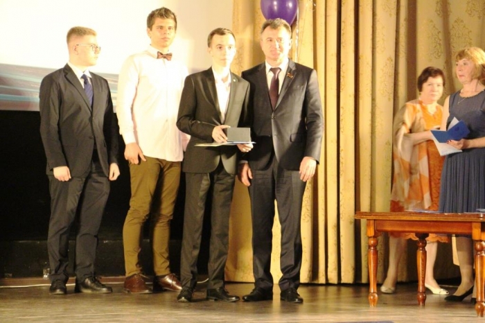 Депутат Мособлдумы Василий Мельников поздравил выпускников с окончанием школы
