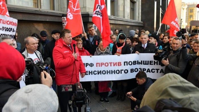 «Нет пенсионному геноциду!» Депутаты-коммунисты провели встречу с избирателями у стен Государственной Думы