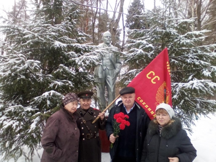 Правдинские коммунисты отметили 101-ю годовщину Советской Армии традиционным пикетом и возложением цветов к памятнику Ленину