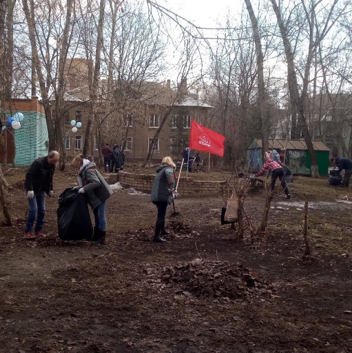 Коммунисты Королёва провели субботник в историческом квартале города