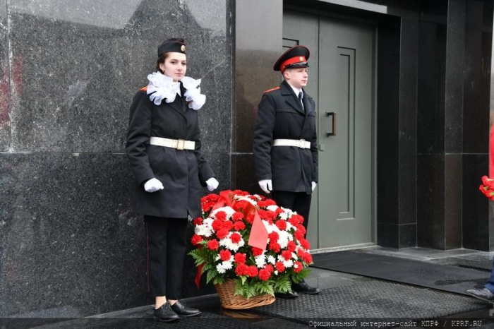 «Время первых». Коммунисты возложили цветы к могилам советских покорителей космоса у Кремлевской стены
