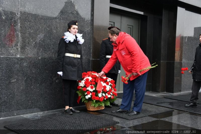 «Время первых». Коммунисты возложили цветы к могилам советских покорителей космоса у Кремлевской стены