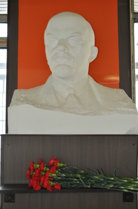Памятники В.И. Ленину на территории Серпуховского завода «Металлист»