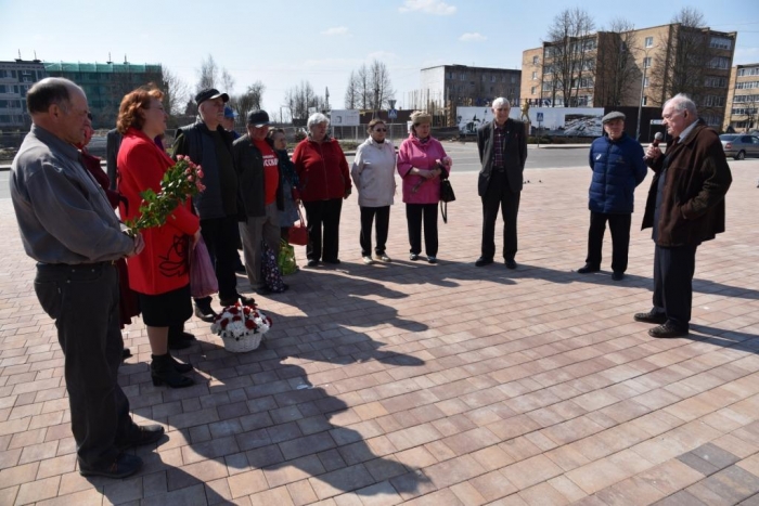 Лотошинские коммунисты возложили цветы к памятнику Ленина