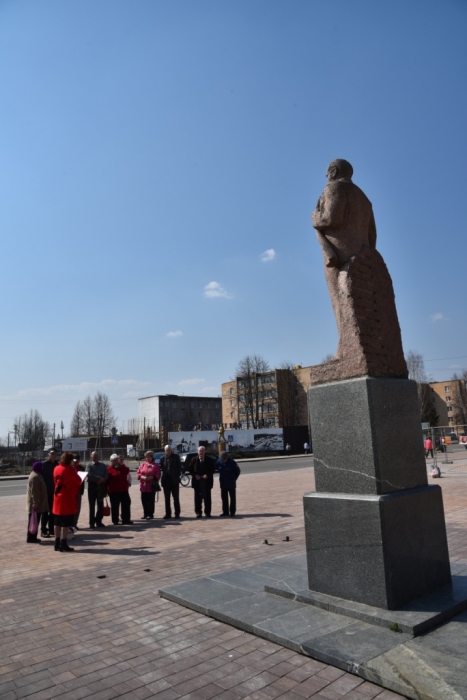 Лотошинские коммунисты возложили цветы к памятнику Ленина