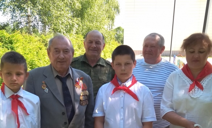 Коммунисты Лотошино совместно с ветеранами провели встречу с юнармейцами