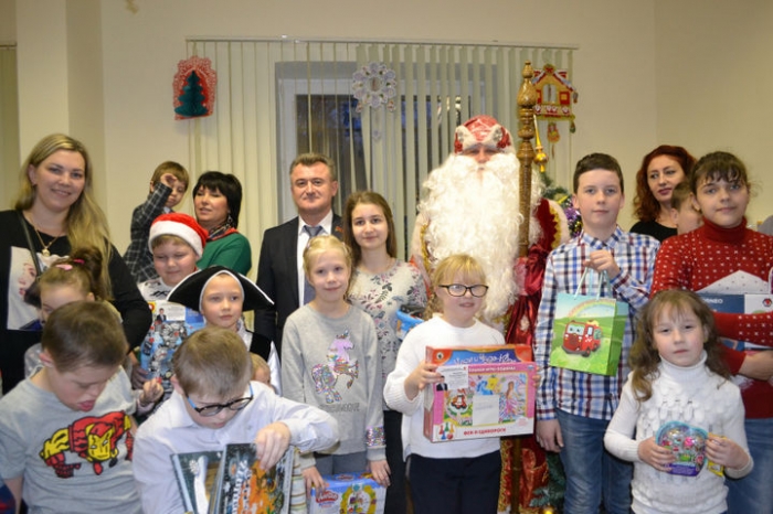 Почти 40 именных подарков получили сегодня, 27 декабря, дети в щёлковском отделении КПРФ
