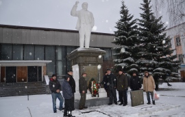 Коммунисты Ногинского ГК КПРФ возложили цветы к памятнику В.И. Ленина
