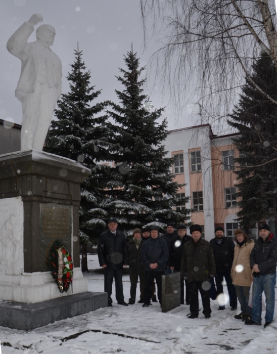 Коммунисты Ногинского ГК КПРФ возложили цветы к памятнику В.И. Ленина