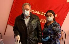 Депутат-коммунист Александр Наумов в г.о. Домодедово передал продукты поколению «Детей войны»