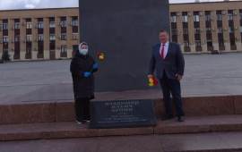 Домодедовские коммунисты возложили цветы к памятнику Ленина
