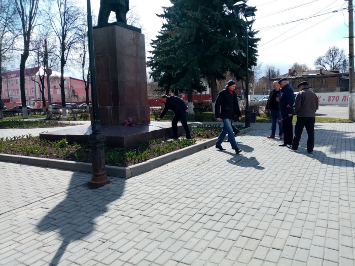 «Дело Ленина живет»: в подмосковном Зарайске возложили цветы к памятнику вождю мирового пролетариата 