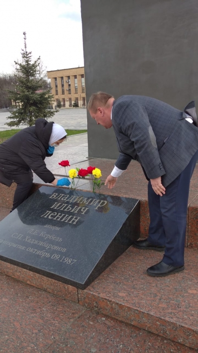 Домодедовские коммунисты возложили цветы к памятнику Ленина