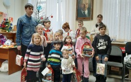 Подольские коммунисты поздравили детей с Новым годом