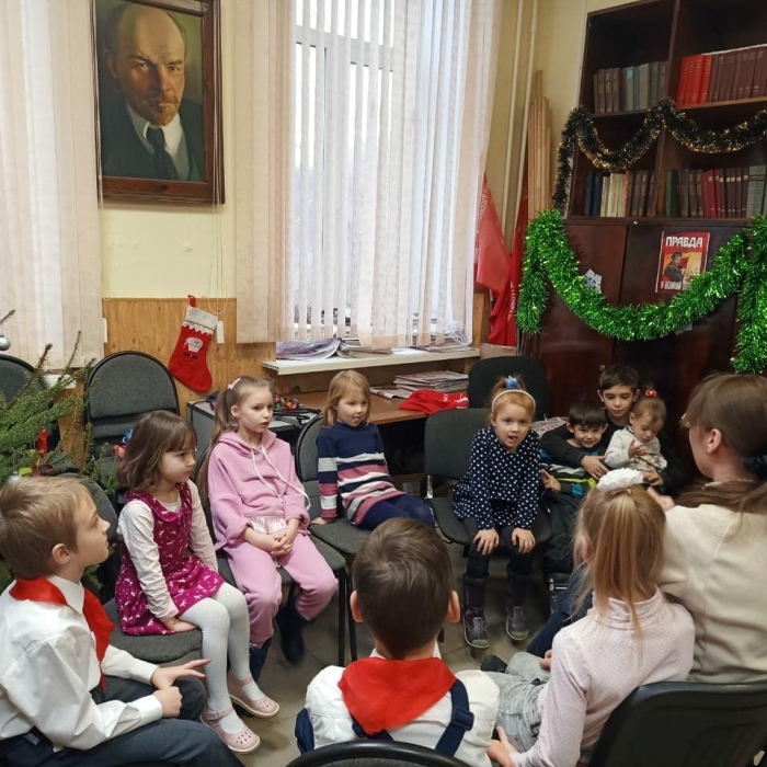 Подольские коммунисты поздравили детей с Новым годом