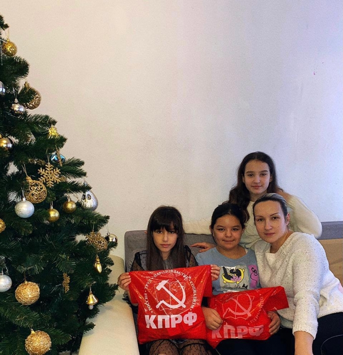 Орехово-Зуевские коммунисты поздравили односельчан с Новым годом