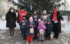 Лотошинские коммунисты поздравили детей с Новым годом