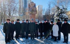 Королёвские коммунисты провели возложение цветов к памятнику Защитникам Отечества