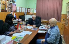 Депутат-коммунист Евгений Добровольский протягивает руку помощи жителям