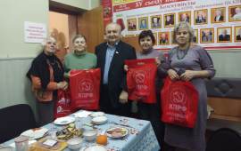 Красногорские коммунисты поздравили женщин с предстоящим праздником
