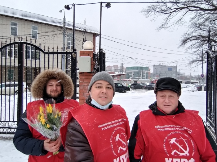 Химкинские коммунисты поздравили женщин с 8 марта