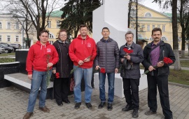 Сергиево-Посадские коммунисты возложили цветы к памятнику В.И. Ленину
