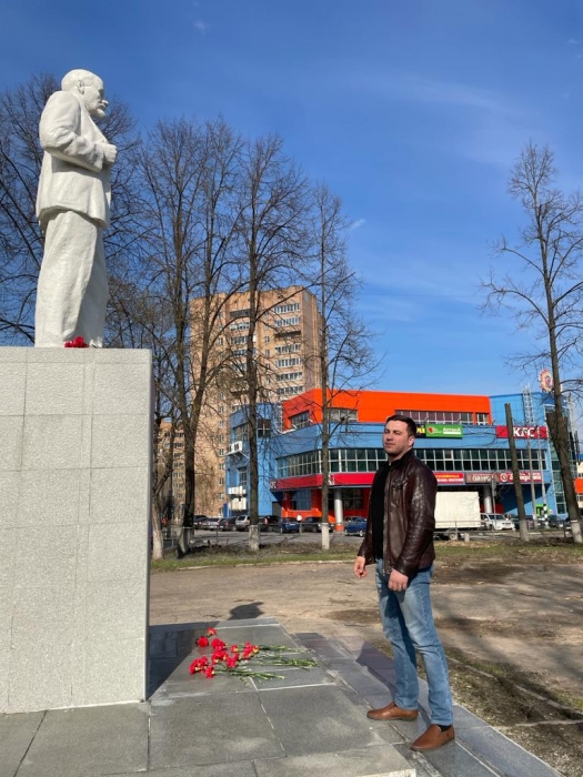 Клинские коммунисты возложили цветы к памятникам Ленина