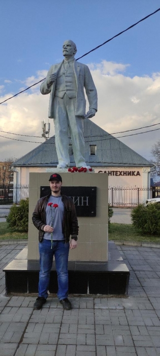 Клинские коммунисты возложили цветы к памятникам Ленина