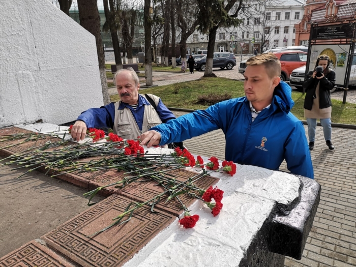 Сергиево-Посадские коммунисты возложили цветы к памятнику В.И. Ленину