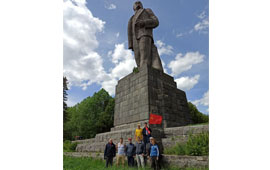 Уборка у монумента Ленина в Дубне